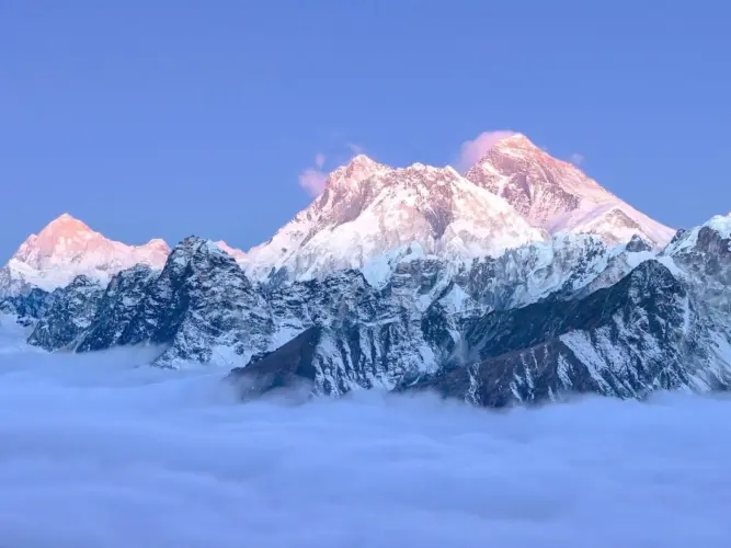 Everest Mountain Flight Weather: Why It Matters Weather is one of the most important factors when choosing a date for your Everest Mountain Flight. A morning can appear clear in Kathmandu while clouds cover parts of the Himalayan range. Equally, changing conditions may create excellent mountain views on one day and limited visibility on another. Three factors are particularly important.